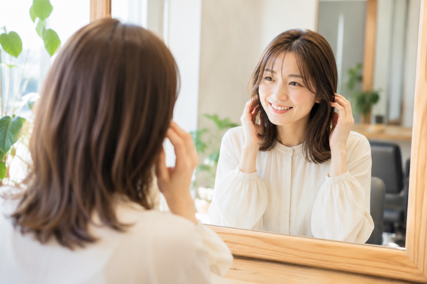 仕上がりを鏡で確認するお客様(イメージ)